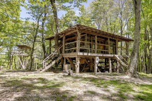 A wooden cabin with a staircase, surrounded by trees. - Mountain Tree House w/ Views in Maysville (Maysville)