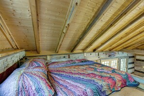 Desk, bed sheets - Mountain Tree House w/ Views in Maysville (Maysville)