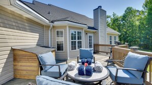 Una terraza con mobiliario exterior y una zona techada.