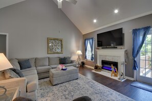 TV, fireplace, books - Spacious Group Getaway w/ Fire Pit, Yard + Deck (Cleveland)