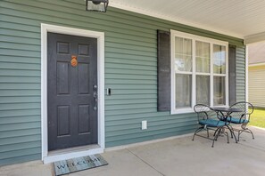 Outdoor dining - Community Pools + Dock: Moncks Corner Getaway (Moncks Corner)