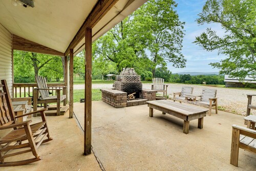 Fire Pit, Patio, Views! Group Lodge in Cheaha Mtns