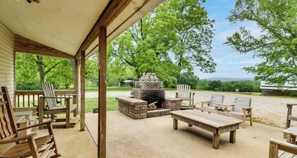 Fire Pit, Patio, Views! Group Lodge in Cheaha Mtns