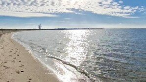 A beach with a clear sky and calm water. - Floating lodge with Terrace in Lelystad (Lelystad)