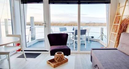 Floating lodge with Terrace in Lelystad