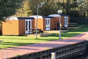 Outdoor dining - Cozy Tiny Wagon by the Marina (Naarden)