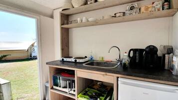 Refrigerador, microondas, parrilla de estufa y cafetera y tetera