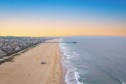 Steps to The Strand + 2 King Beds | Walk Streets + Pier | The Octopus Inn