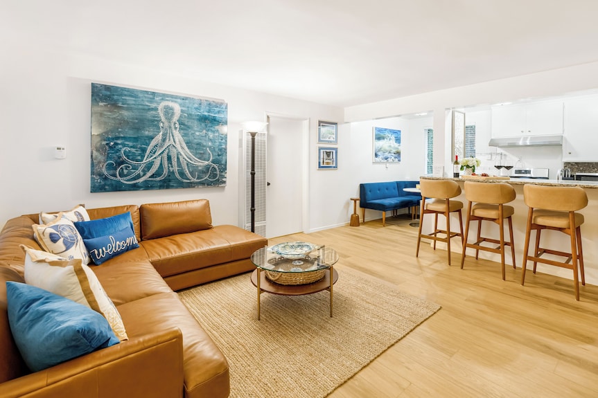 Steps To The Strand + 2 King Beds | Walk Streets + Pier | The Octopus Inn - Manhattan Beach, CA