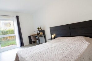 A bedroom with a bed, a desk, and a chair. - Scenic Riviera home near sea (Grasse)