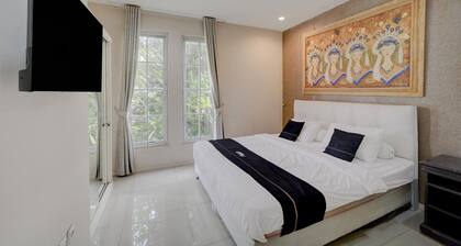 Cozy Deluxe Stay Near RS Fatmawati with Free WiFi