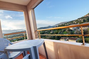 Outdoor dining - Riviera Retreat in Grasse (Grasse)