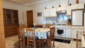 Oven, stovetop, coffee/tea maker, electric kettle - Holiday home for 4 people in O Grove, Galicia, Spain (O Grove)