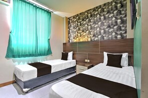 Une chambre d’hôtel avec deux lits, un décor mural moderne et une fenêtre avec des rideaux.
