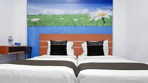 A double bed with white and black bedding, a wooden headboard, and a wall-mounted painting of a field with daisies. - Cozy Twin Escape with Free WiFi and Parking (Padang)
