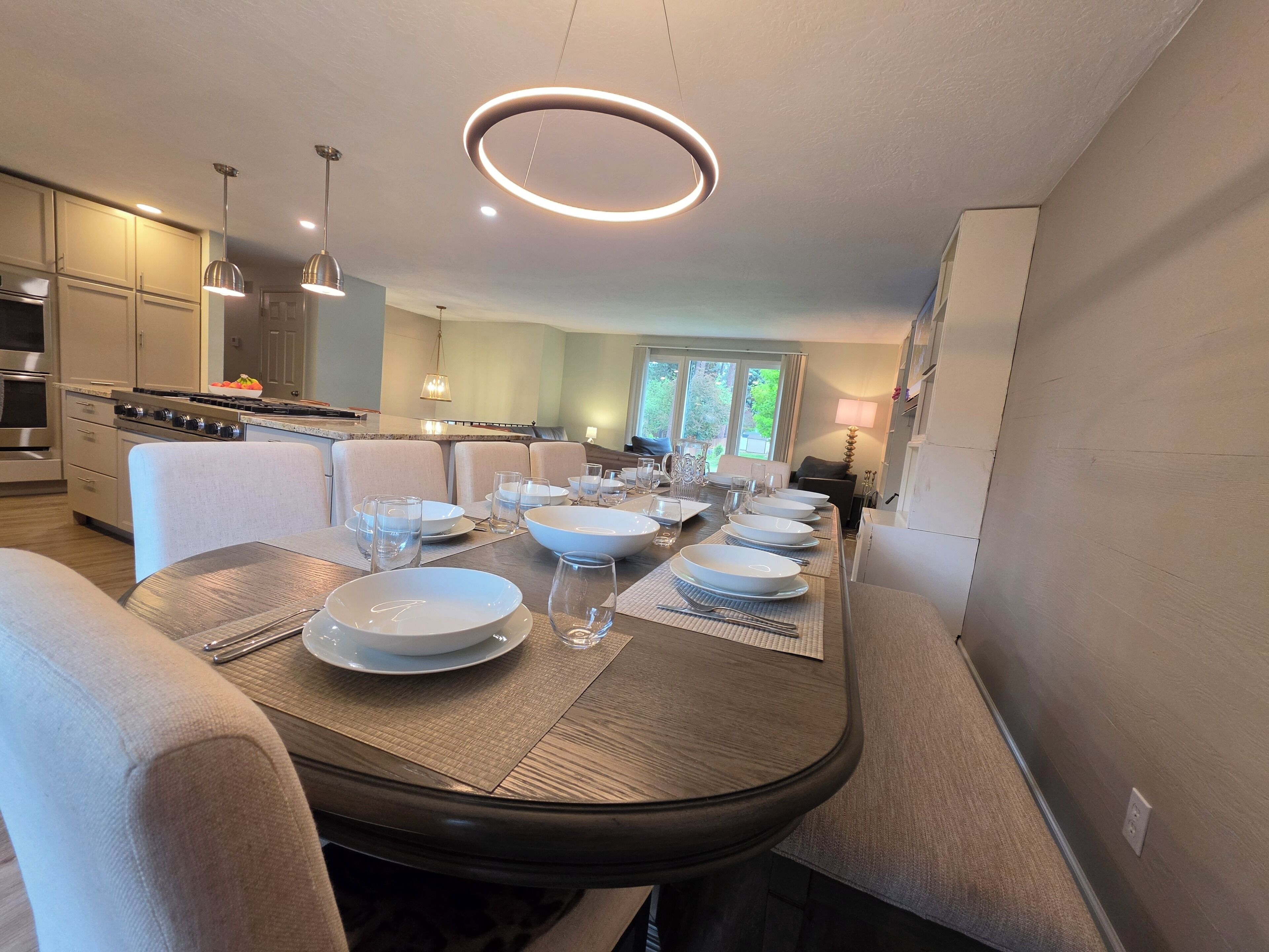 Una cocina moderna con comedor listo para una comida.