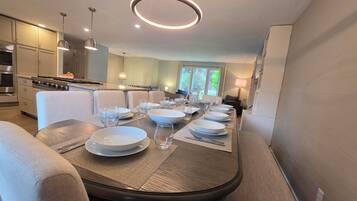Una cocina moderna con comedor listo para una comida.