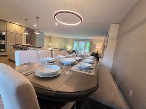 A modern kitchen with a dining area set for a meal. - Perfect 5-bedroom house with AC in wonderful Coeur d'Alene (Coeur d'Alene)