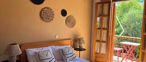 Iron/ironing board, free WiFi, bed sheets
