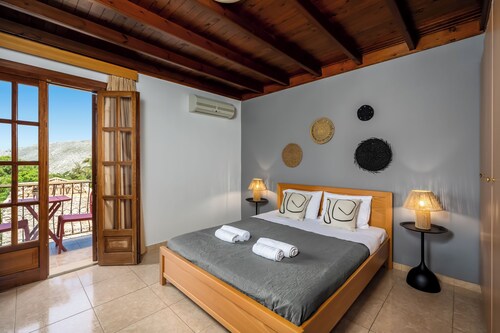Pinotsi Room 3- Double bed