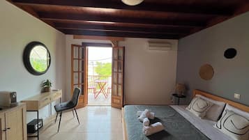 Tabla de planchar con plancha, wifi gratis y ropa de cama