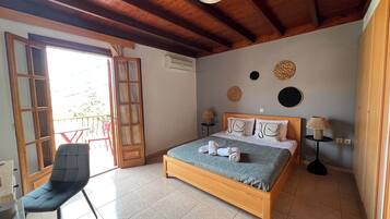 Tabla de planchar con plancha, wifi gratis y ropa de cama