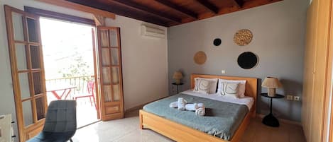Iron/ironing board, free WiFi, bed sheets