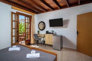 A room with two beds, a desk, a TV, and a door. - Pinotsi Room 2 - 2 single (Simi)
