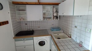 Kaffetrakter/tekoker, kjøleskap, mikrobølgeovn og kokeplater