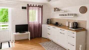 Fridge, stovetop, coffee/tea maker, cookware/dishes/utensils