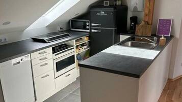 Frigorifero, microonde, forno, piano cottura