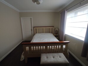 Room - Spacious, comfortable,  ground-floor apartment in the centre of Lahinch. (Lahinch)