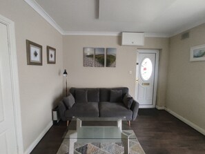 Living area - Spacious, comfortable,  ground-floor apartment in the centre of Lahinch. (Lahinch)