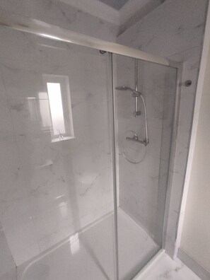 Bathroom - Spacious, comfortable,  ground-floor apartment in the centre of Lahinch. (Lahinch)