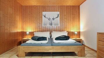 Bügeleisen/Bügelbrett, Reisekinderbett, kostenloses WLAN, Bettwäsche