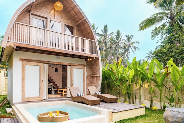 Outdoor pool, sun loungers