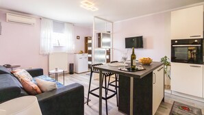 A modern apartment with a kitchen, dining area, and living room. - Nice apartment in Krasica with WiFi (Krasica)