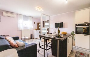 A modern apartment with a kitchen, dining area, and living room. - Nice apartment in Krasica with WiFi (Krasica)