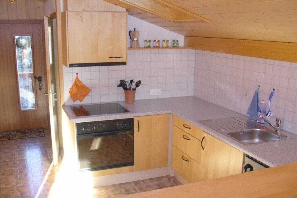 Wasserkocher mit Kaffee-/Teezubehör, Kühlschrank, Ofen, Herdplatte