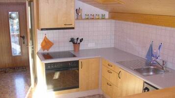 Wasserkocher mit Kaffee-/Teezubehör, Kühlschrank, Ofen, Herdplatte