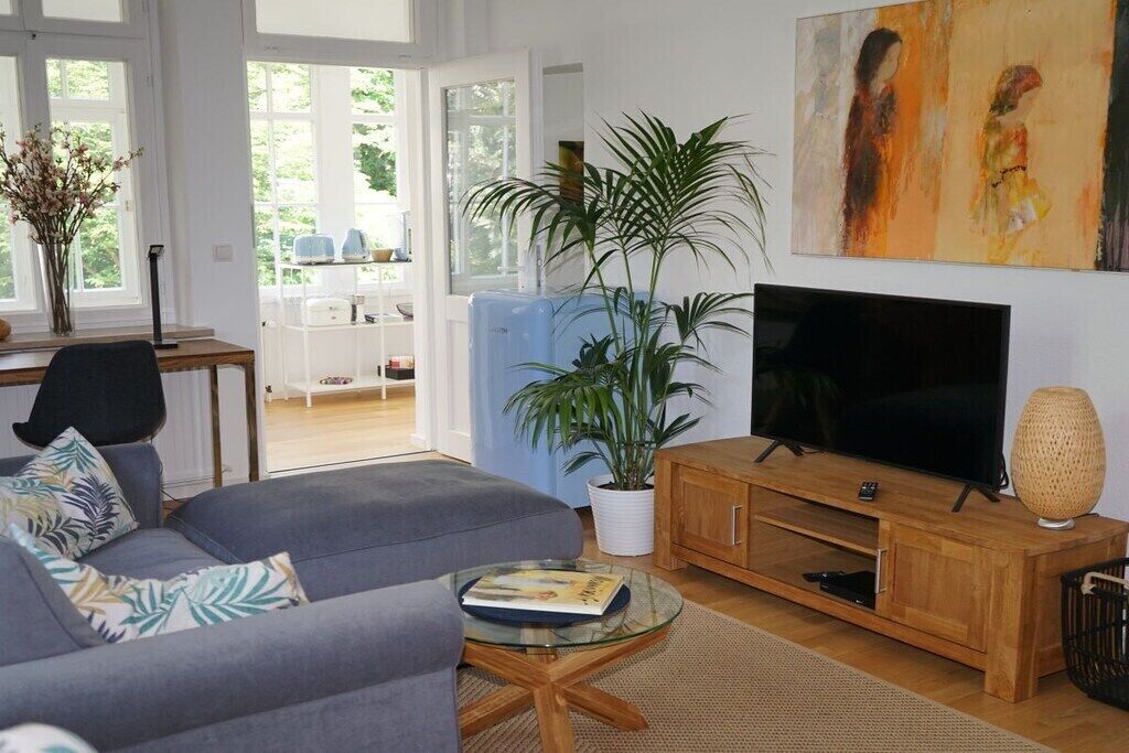 Smart-TV, Bücher, Stereoanlage