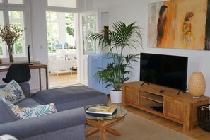 Smart-TV, Bücher, Stereoanlage
