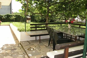 Outdoor dining - Holiday apartment with 1 bedroom (Novigrad)