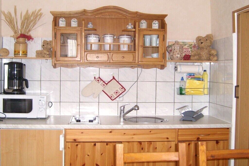Kühlschrank, Mikrowelle, Herdplatte, Wasserkocher mit Kaffee-/Teezubehör