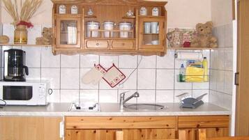 Kühlschrank, Mikrowelle, Herdplatte, Wasserkocher mit Kaffee-/Teezubehör