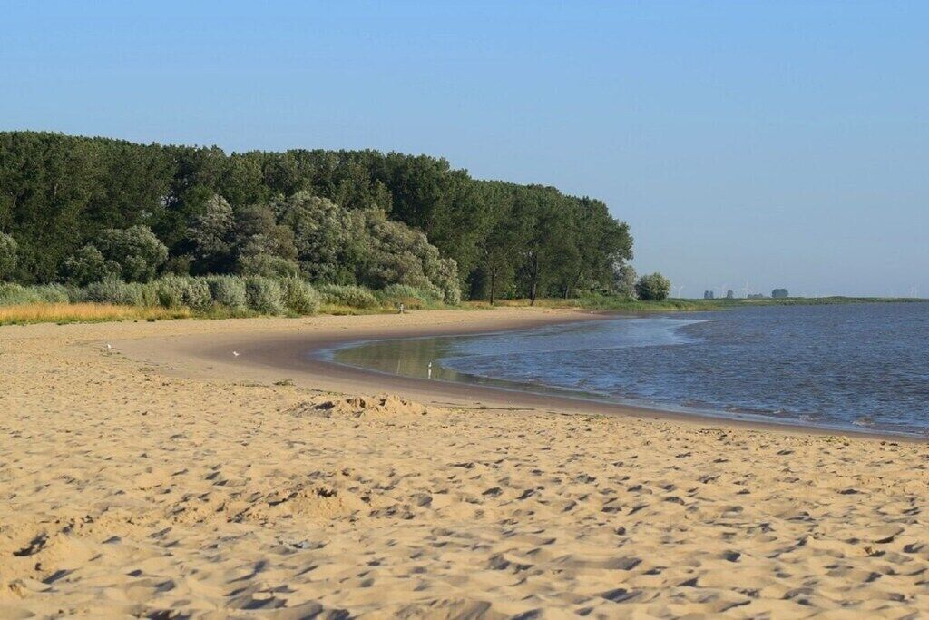 På stranden