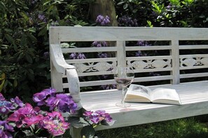 A white bench with a book and a glass of wine. - Bender Grinding Shops (Ulsnis)