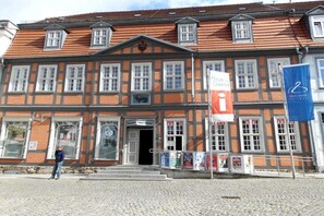 Ein traditionelles Gebäude mit symmetrischer Fassade, zahlreichen Fenstern und einem zentralen Eingang.