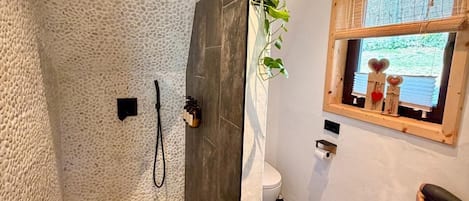 Doccia, asciugacapelli, asciugamani, sapone