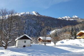 Un paysage de montagne enneigé, avec des chalets en bois.